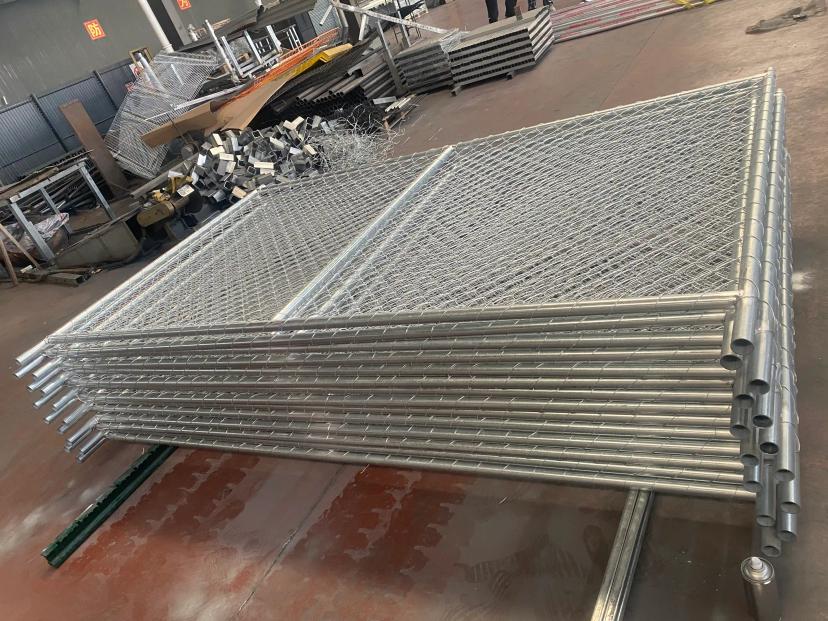 Project Case: American Customer Purchases 550 Sets of Chain-link Temporary Fences and Matching Gates